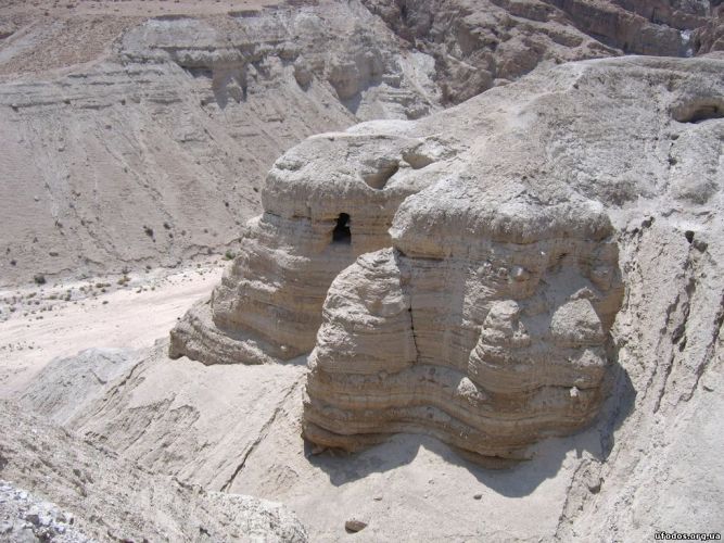 Курманская пустыня с пещерами